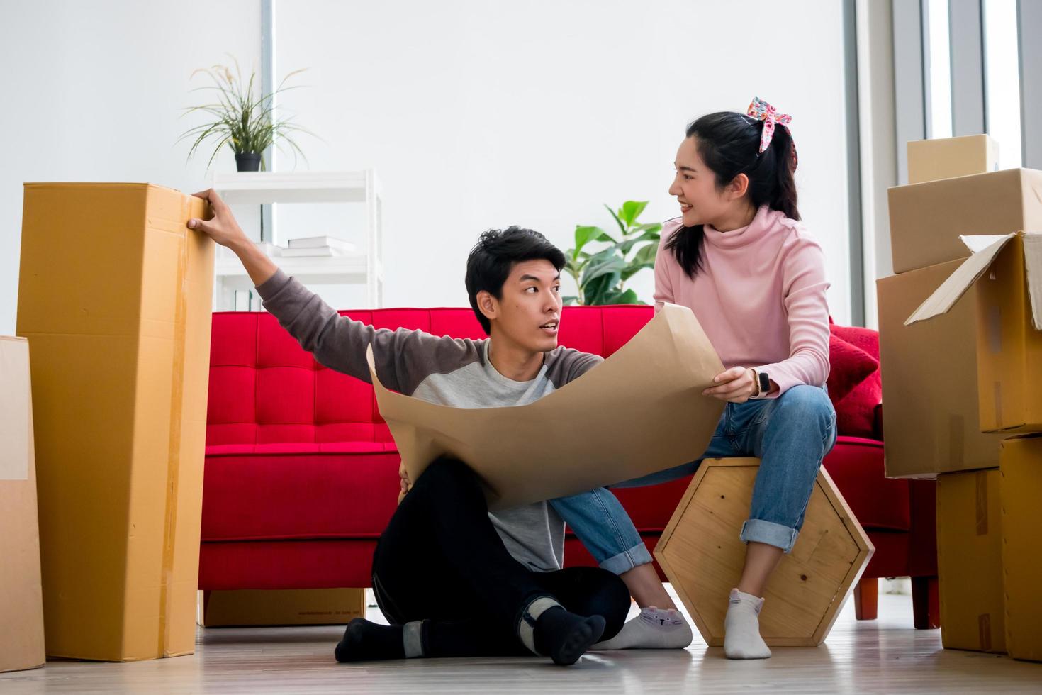 feliz pareja joven mudándose juntos a una nueva casa. foto