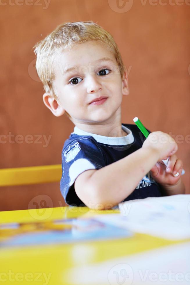 lindo niño pequeño juega y diviértete foto