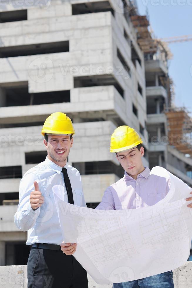 equipo de arquitectos en el sitio de construcción foto