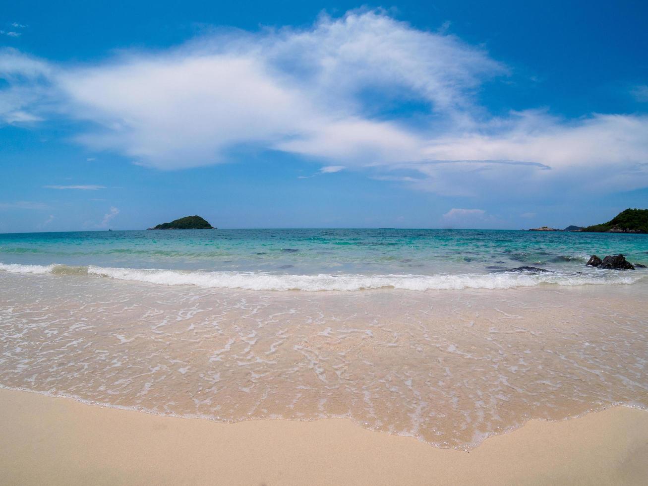 paisaje verano frente ojo de pez vista tropical mar playa azul blanco arena cielo fondo tranquilo naturaleza océano hermoso ola agua viajes nang ram playa este tailandia chonburi exótico horizon. foto