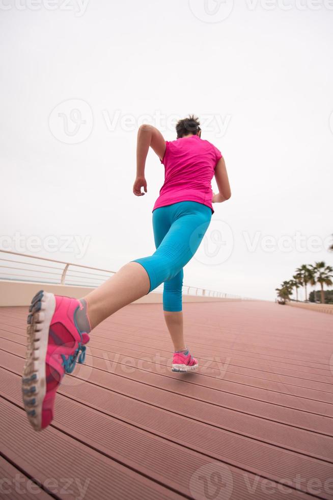 mujer ocupada corriendo en el paseo marítimo foto