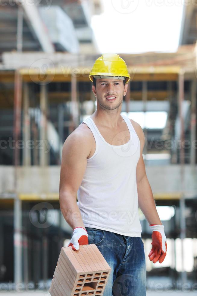 duro trabajador en el sitio de construcción foto