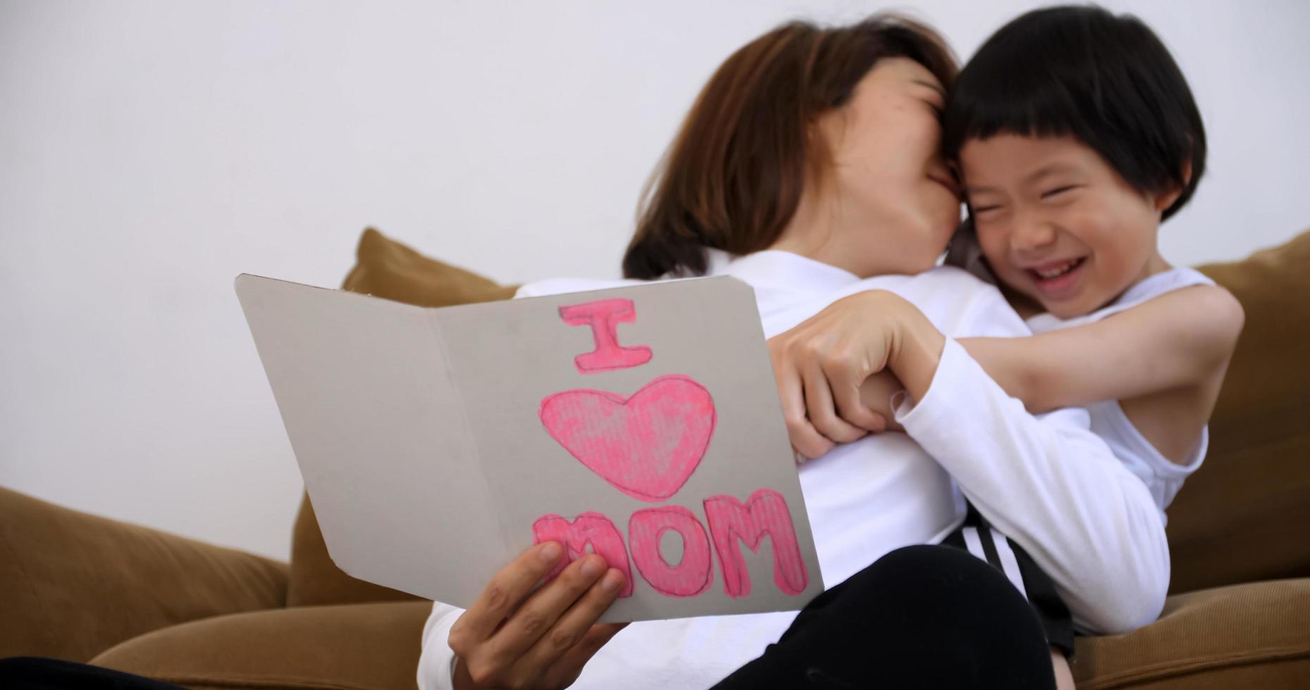 joven madre con su pequeño hijo pasando tiempo juntos en casa. foto