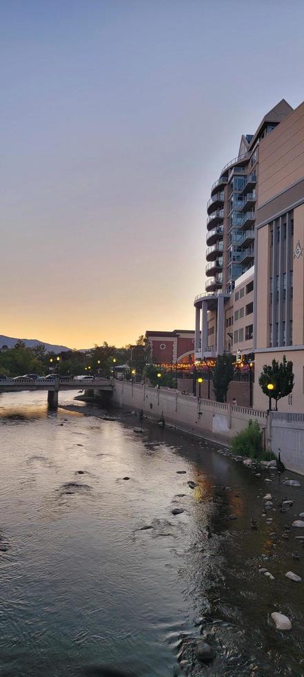 atardecer en el río en reno, nv foto