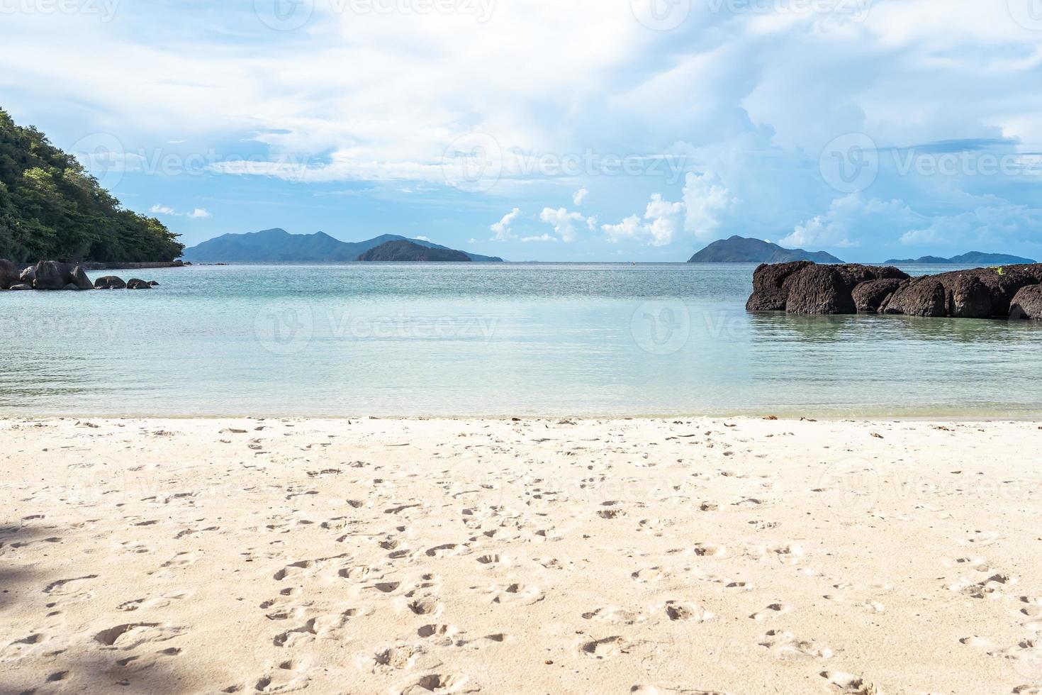 selective focus, Beautiful blue sky and sea. Tropical beach view. photo