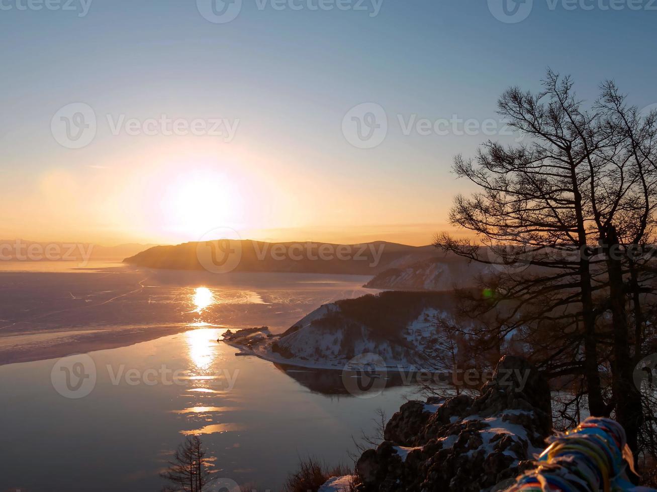 hermosa escena del lago baikal en invierno con la luz del atardecer. foto