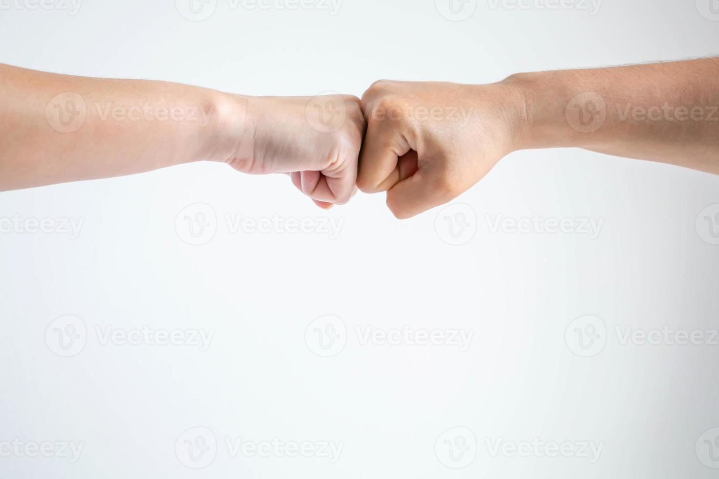 los puños chocando juntos sobre fondo blanco. foto