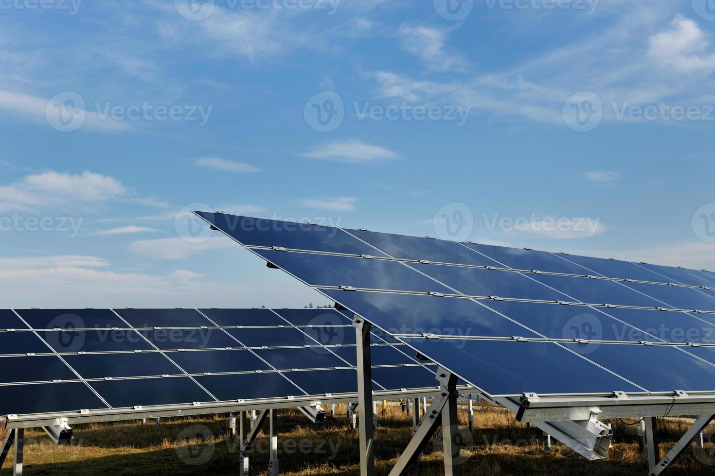 campo de energía renovable del panel solar foto