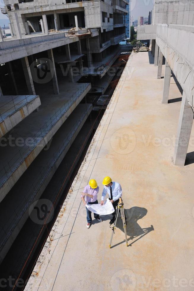 equipo de arquitectos en el sitio de construcción foto