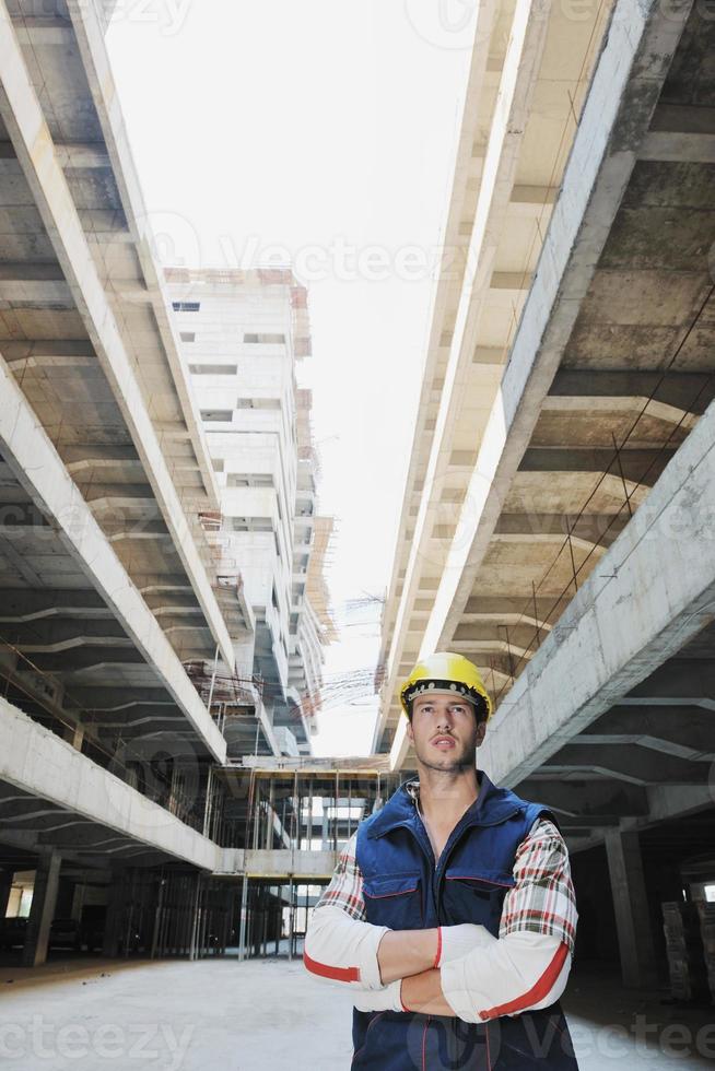 duro trabajador en el sitio de construcción foto