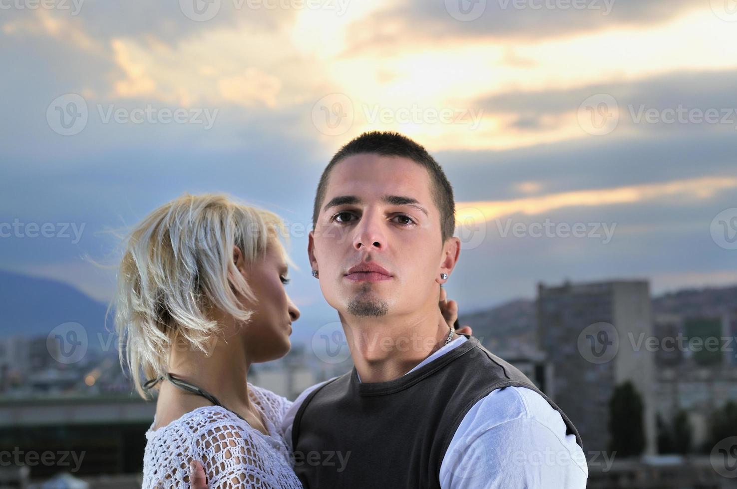 pareja urbana romántica bailando en la parte superior del edificio foto