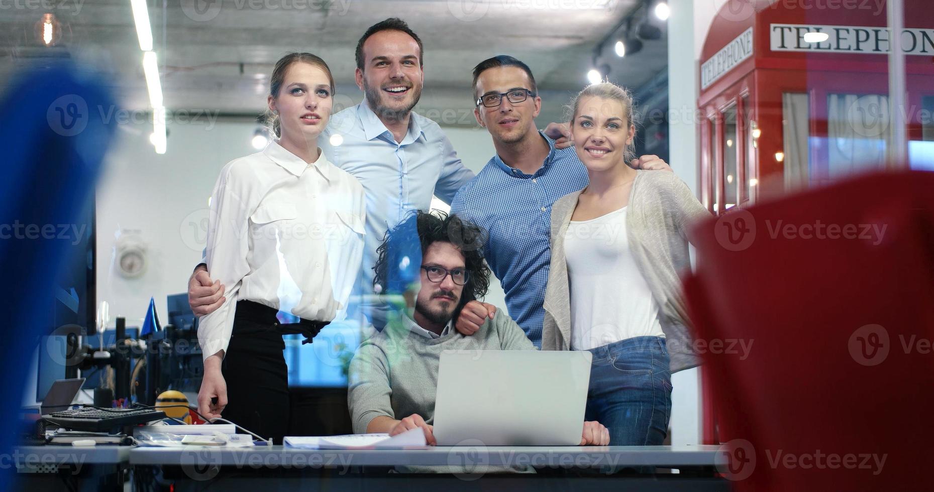 equipo de negocios de inicio en una reunión en un edificio de oficinas moderno foto