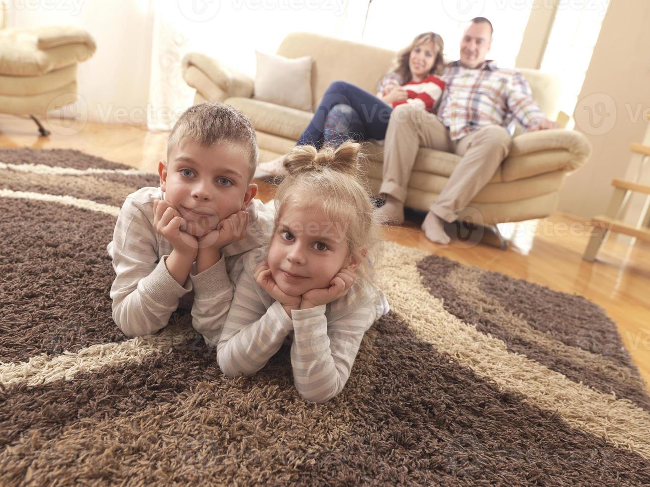 familia joven feliz en casa foto