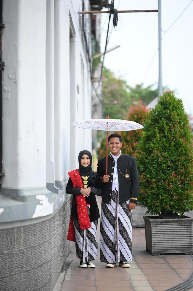 joven pareja musulmana indonesia con vestido de novia foto