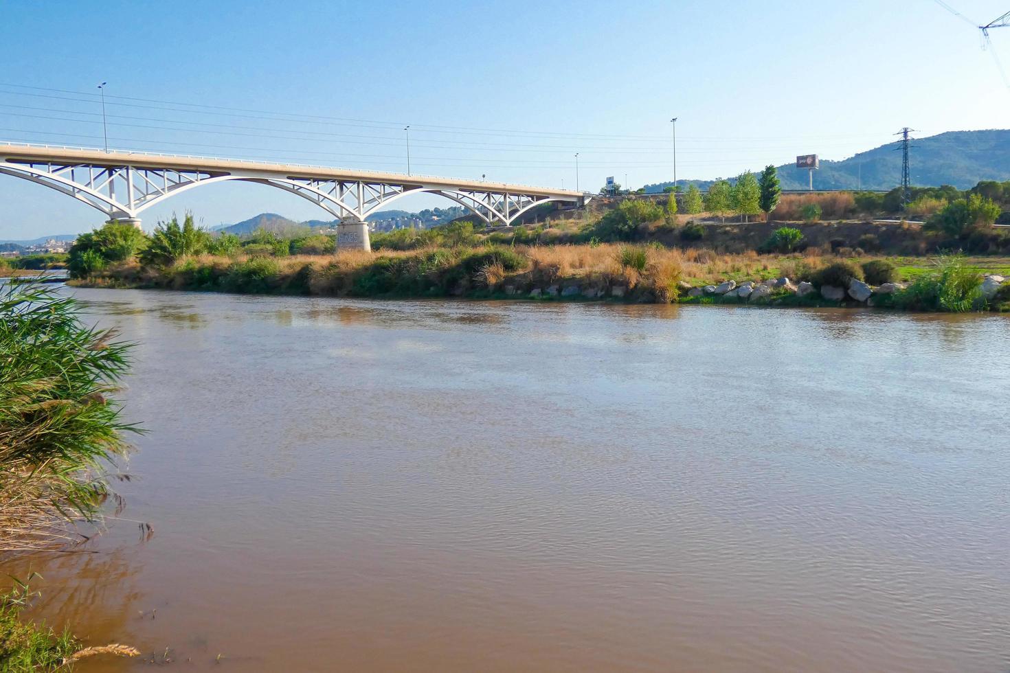 río llobregat y el puente que cruza el río en sant feliu de llobregat foto