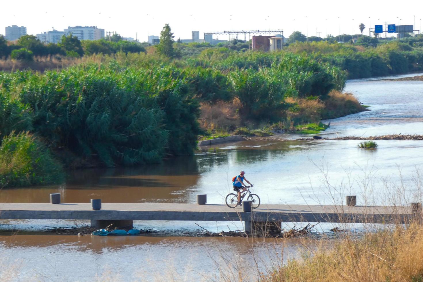 puente de inundación para cruzar el río para deportistas, tanto en bicicleta como a pie y corriendo. foto