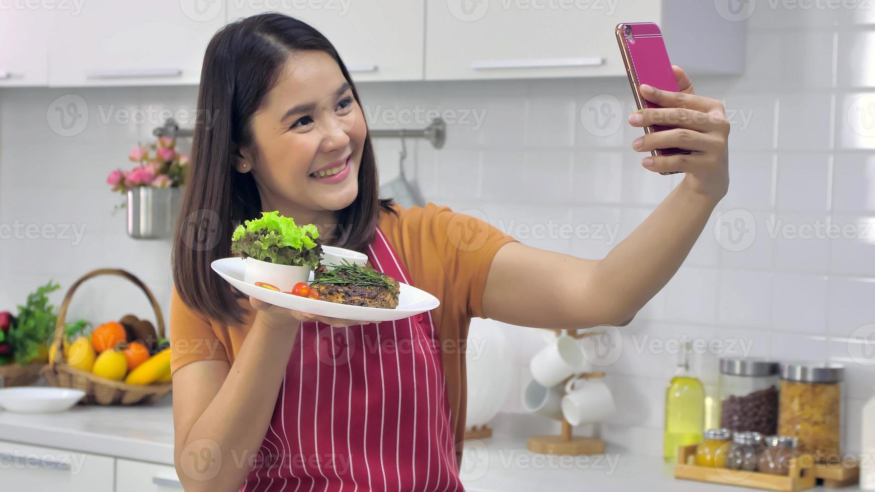 joven mujer asiática cocinando en la cocina en casa. foto