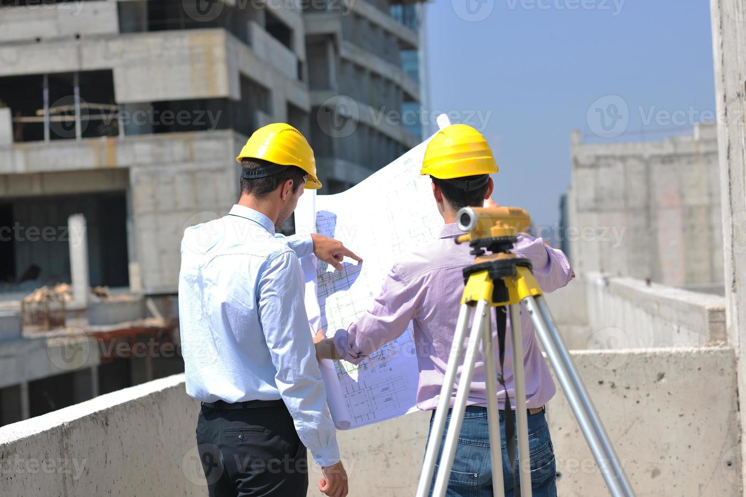 equipo de arquitectos en el sitio de construcción foto