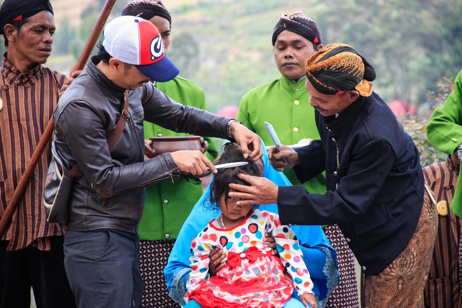 dieng, indonesia - 1 de agosto de 2015. festival cultural de dieng, los turistas siguen la procesión de rastas durante el evento del festival cultural de dieng en dieng, distrito de banjarnegara, java central foto