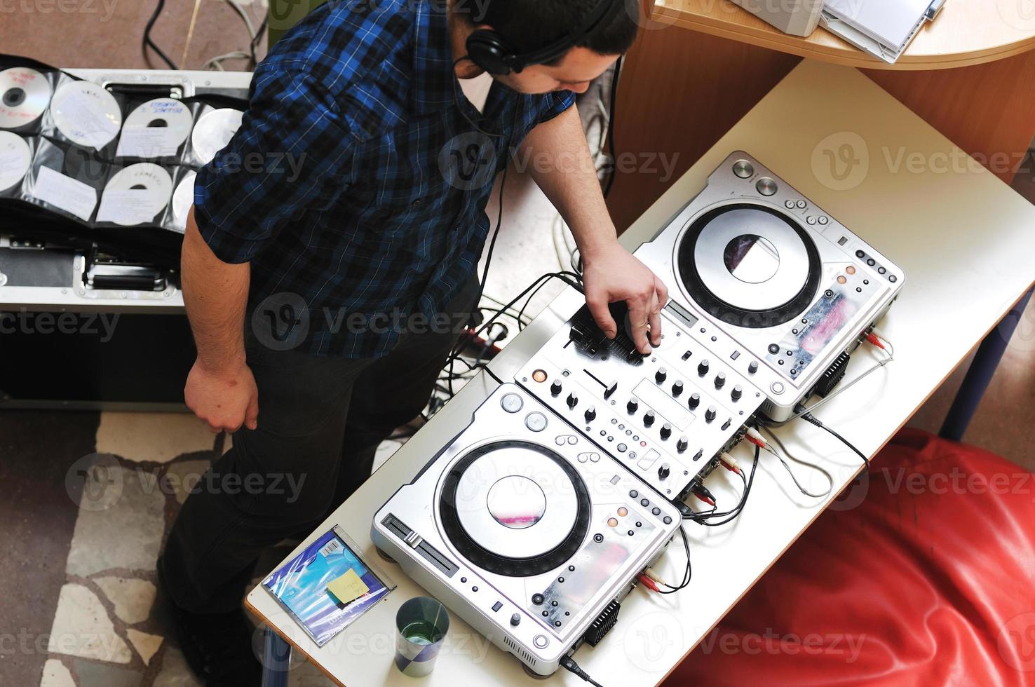 dj on party photo