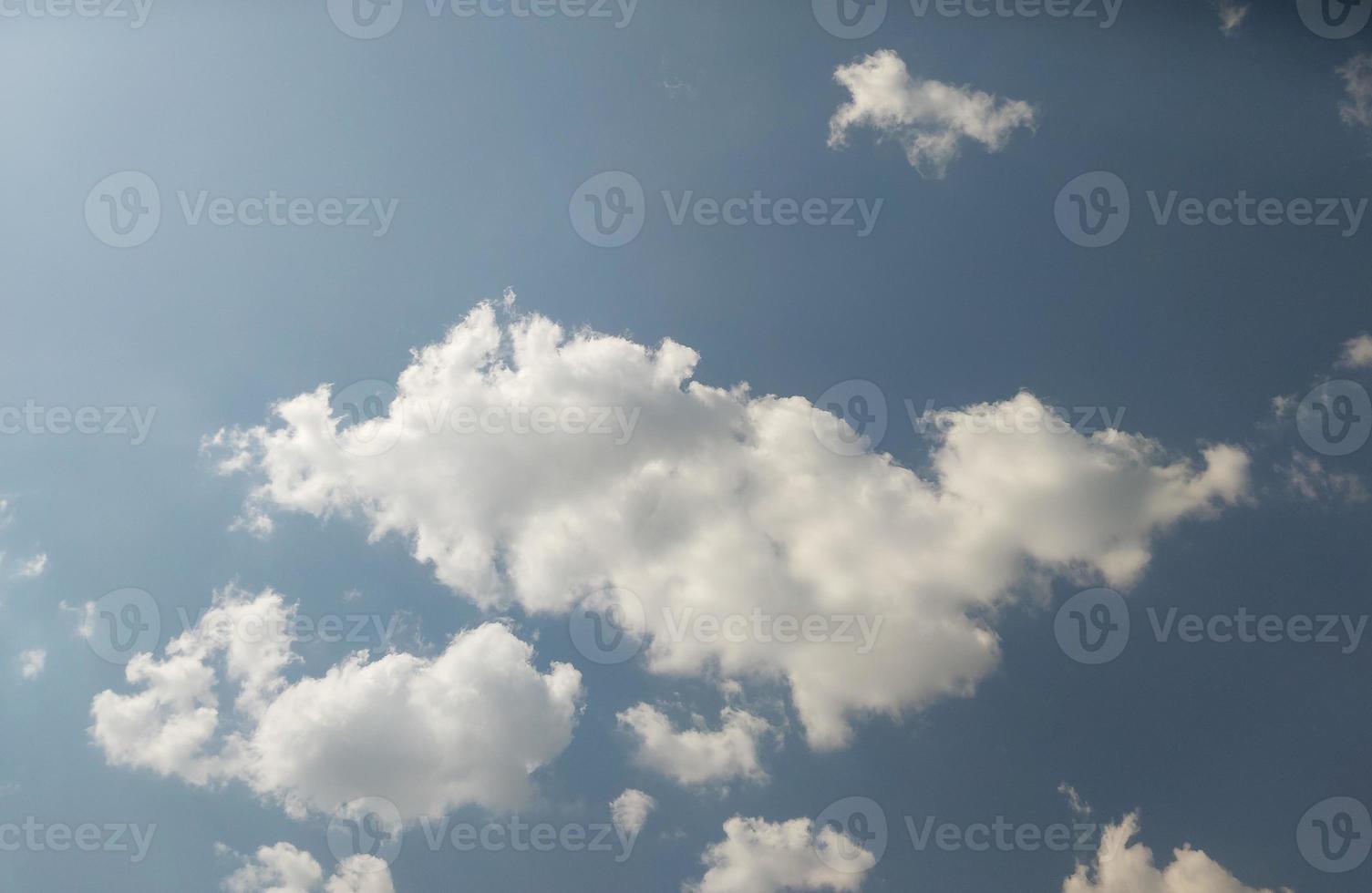 nubes de verano contra el cielo azul foto