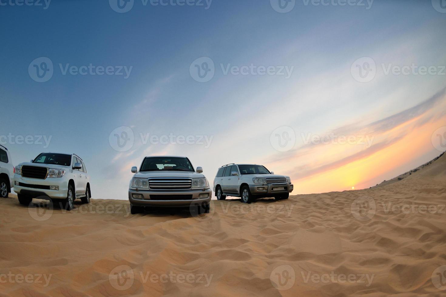 vehículos de safari por el desierto foto