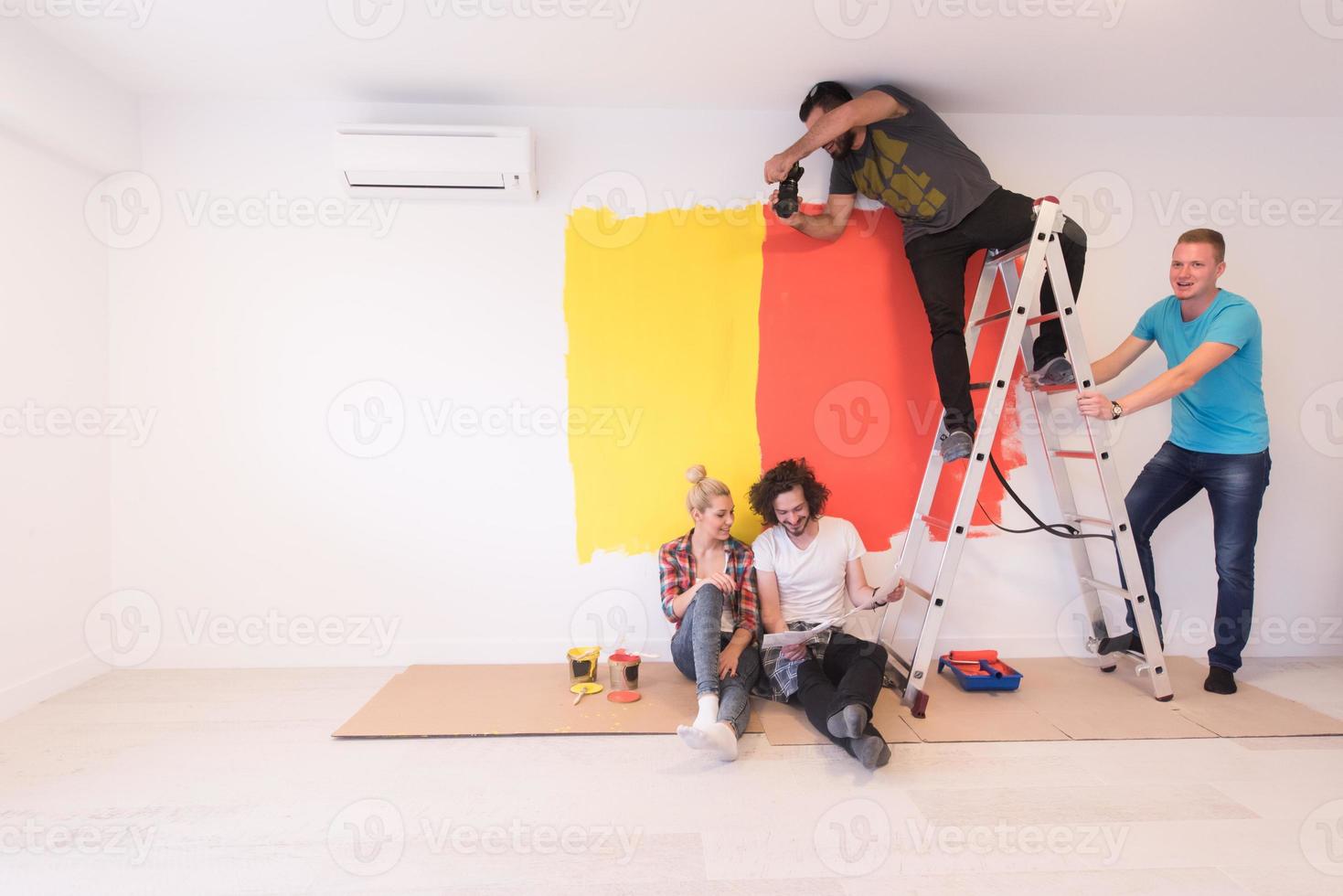 feliz pareja joven relajándose después de pintar foto