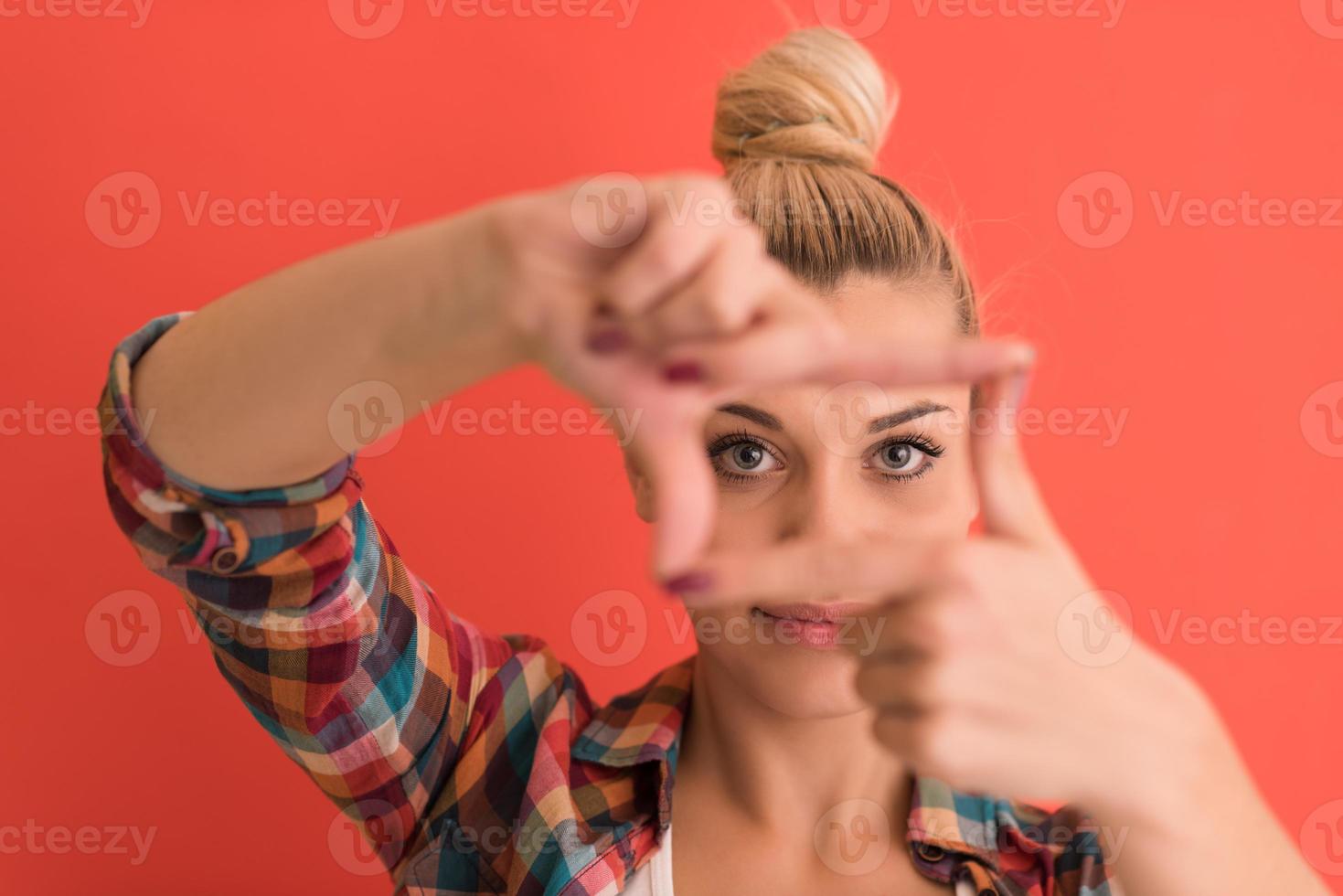 mujer joven sobre fondo de color foto