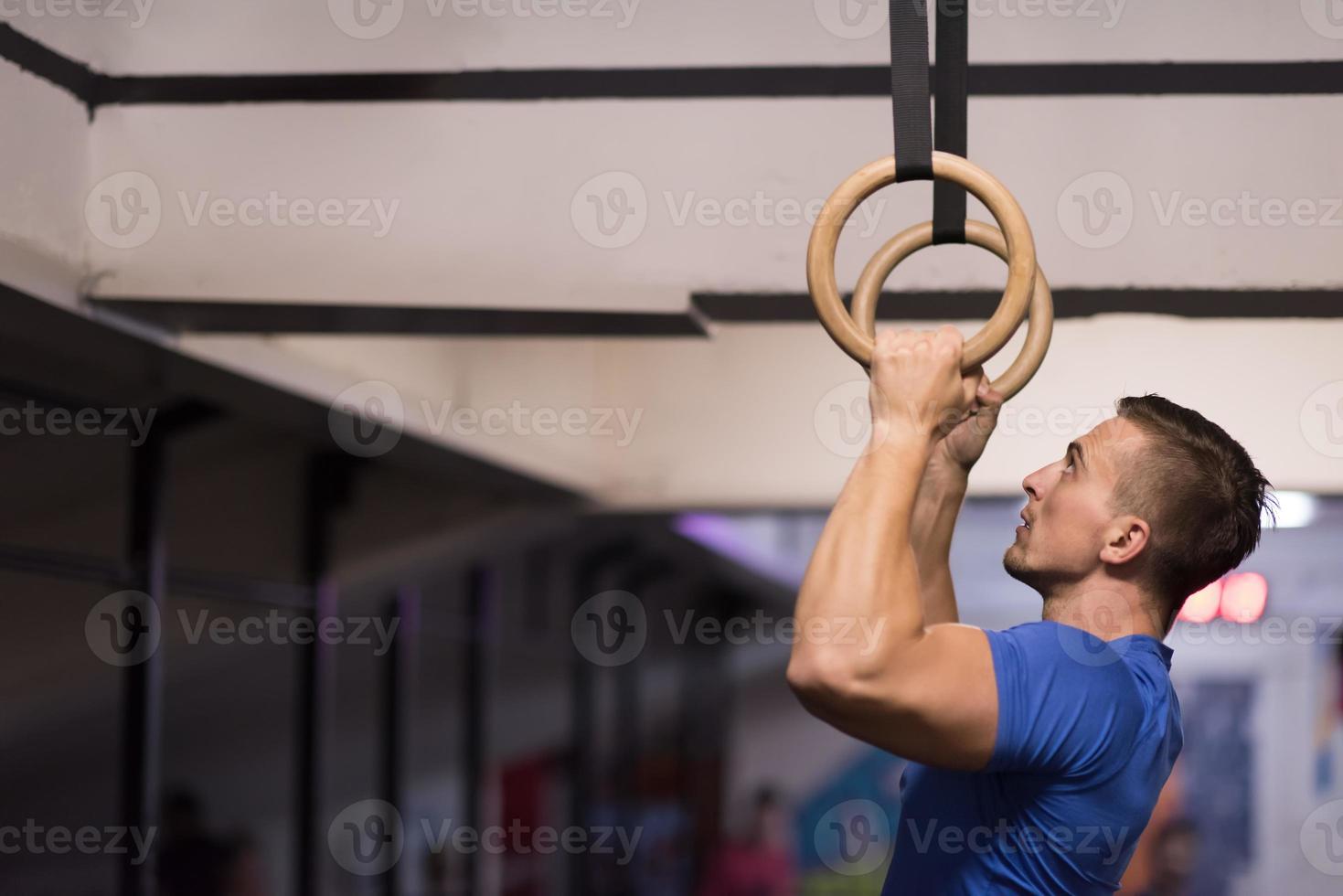 hombre haciendo ejercicio de inmersión foto