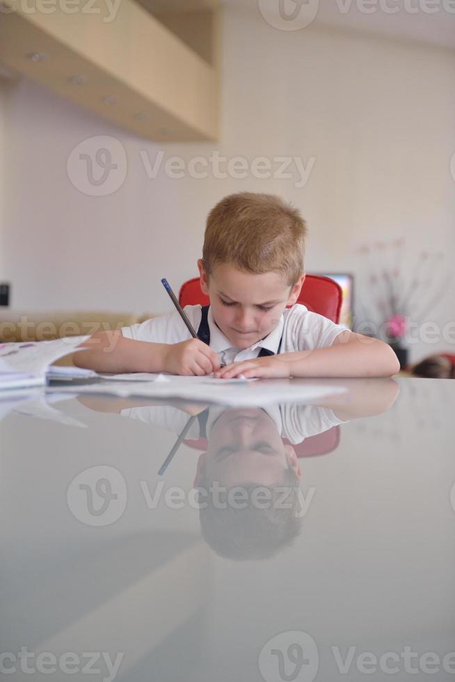 niño haciendo la tarea foto