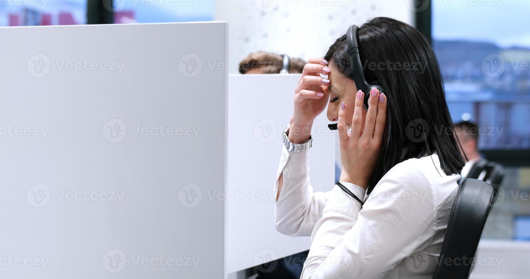 operadora de call center haciendo su trabajo foto