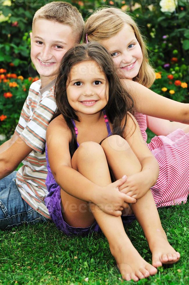 niños felices al aire libre foto