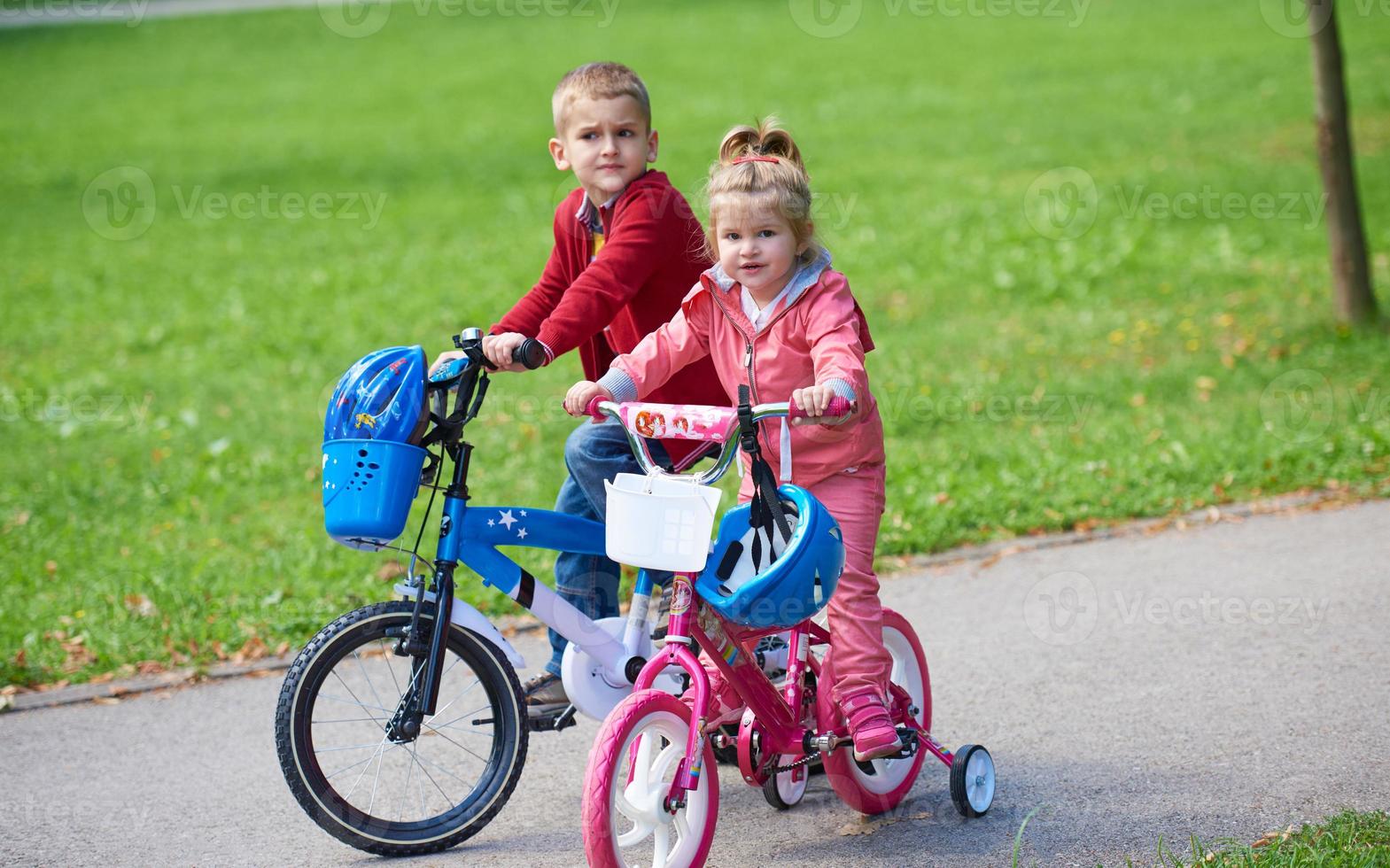 niño y niña con bicicleta foto