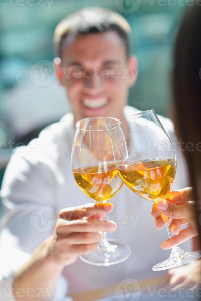 pareja con almuerzo en un hermoso restaurante foto