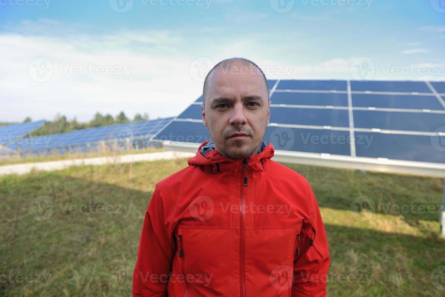 ingeniero de paneles solares masculino en el lugar de trabajo foto