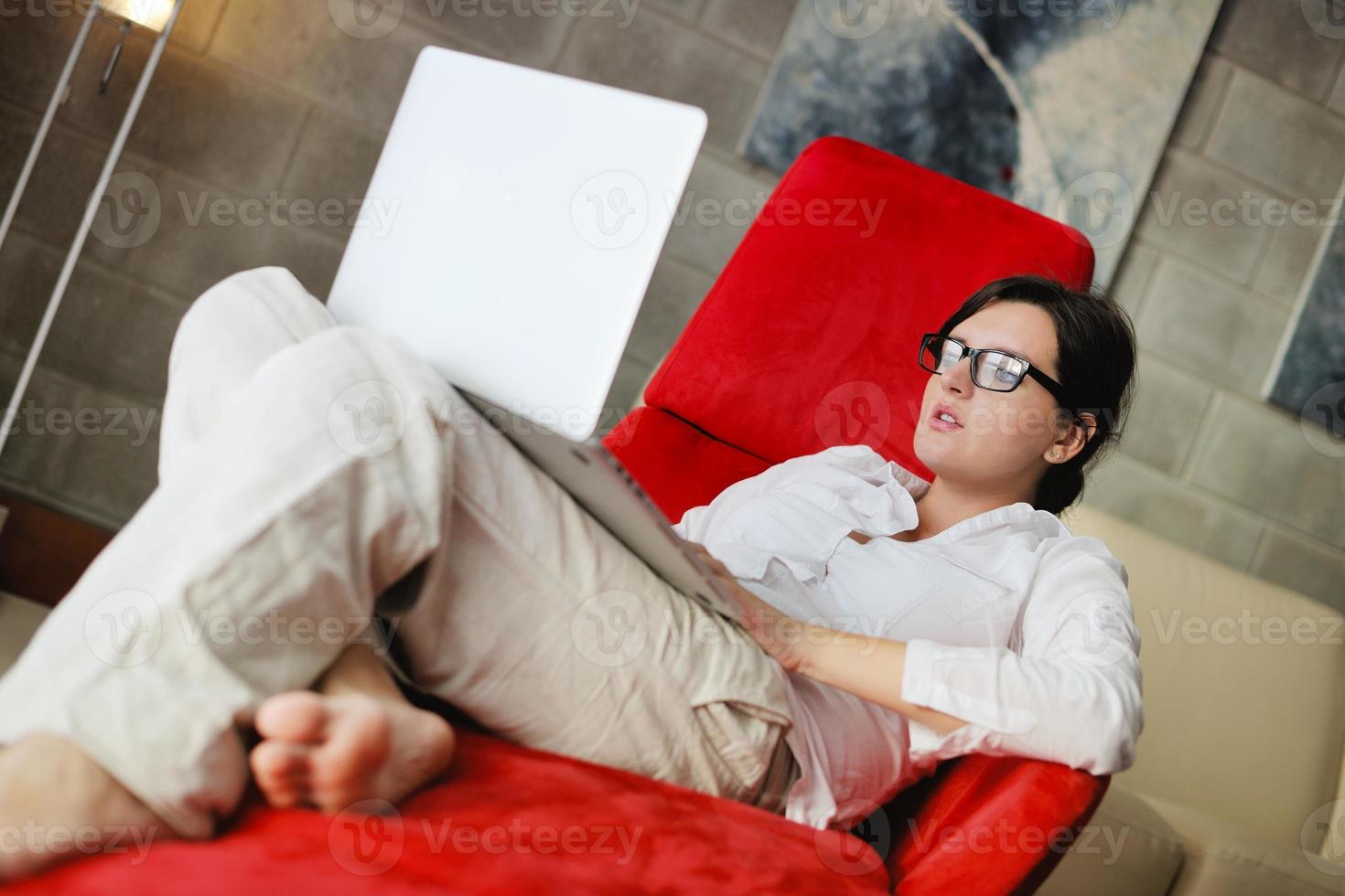 mujer usando una computadora portátil en casa foto