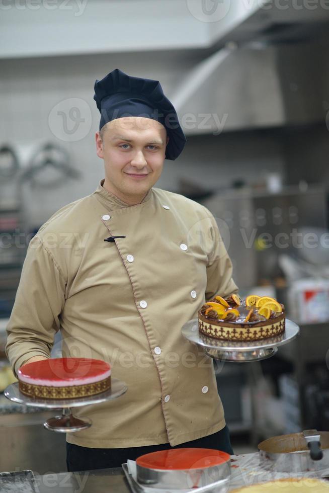 chef preparando pastel de desierto en la cocina foto