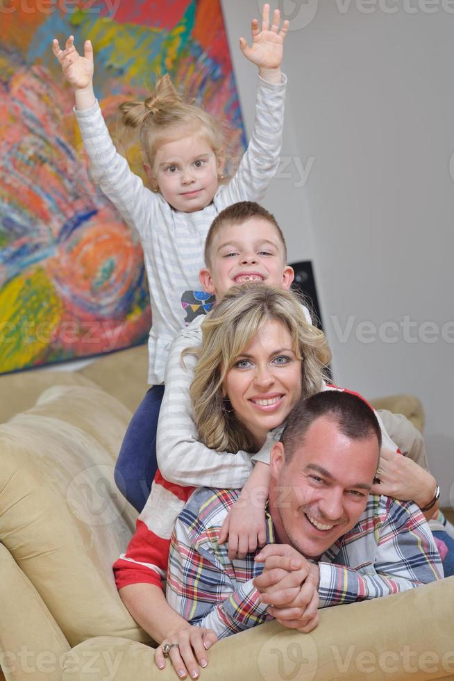 familia joven feliz en casa foto