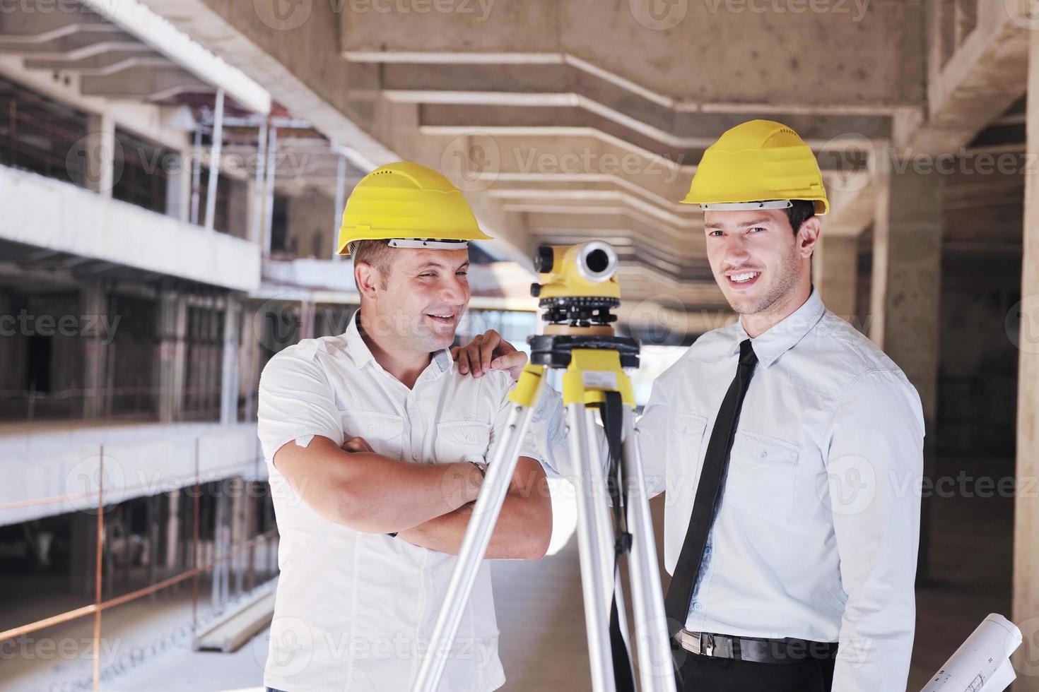 equipo de arquitectos en el sitio de construcción foto