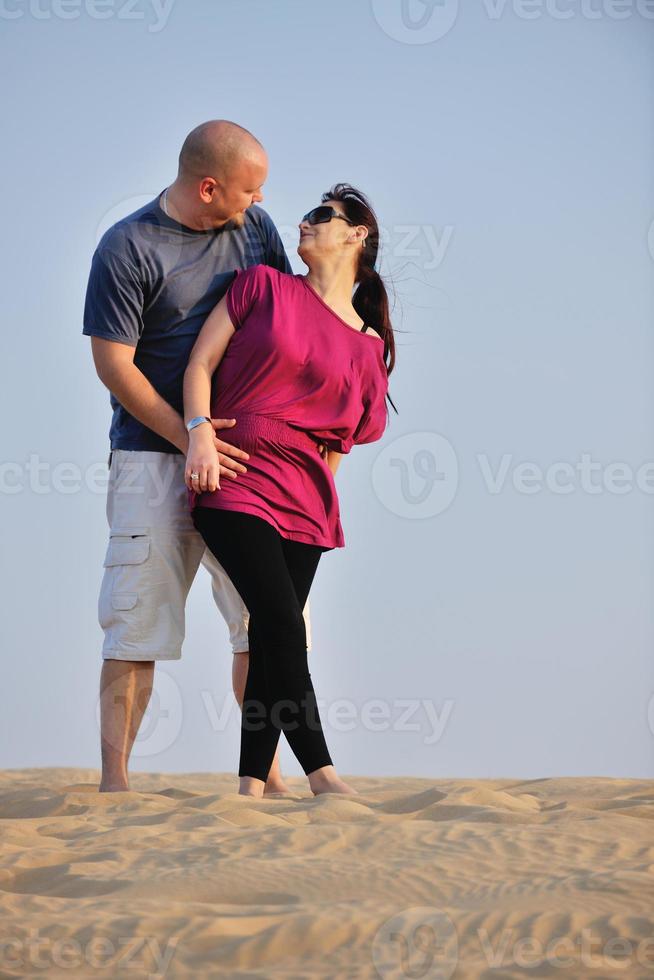 pareja disfrutando del atardecer foto