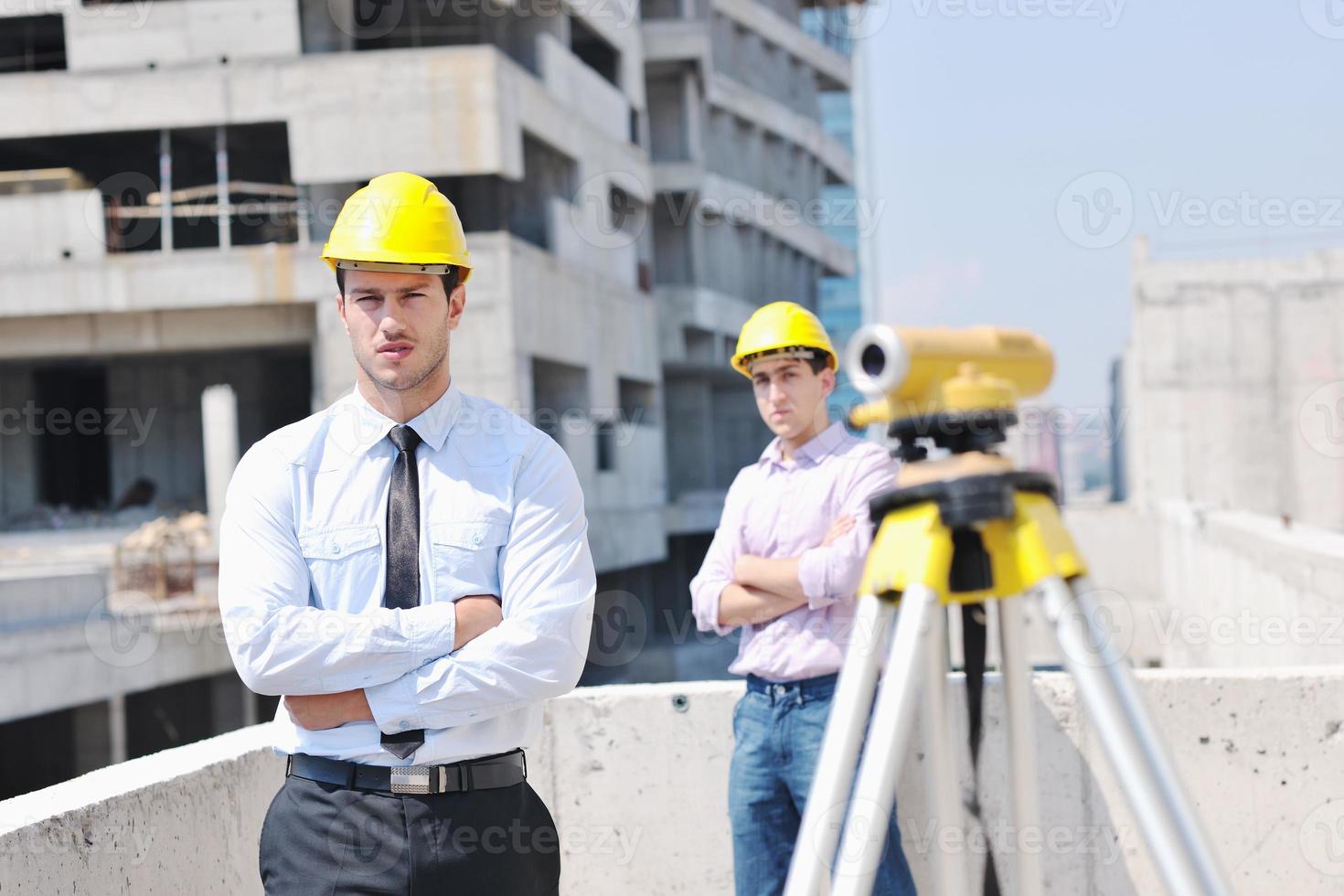 equipo de arquitectos en el sitio de construcción foto