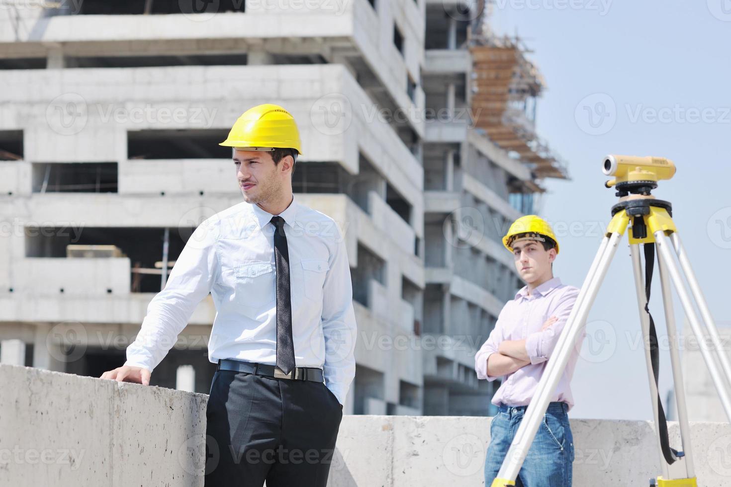 equipo de arquitectos en el sitio de construcción foto