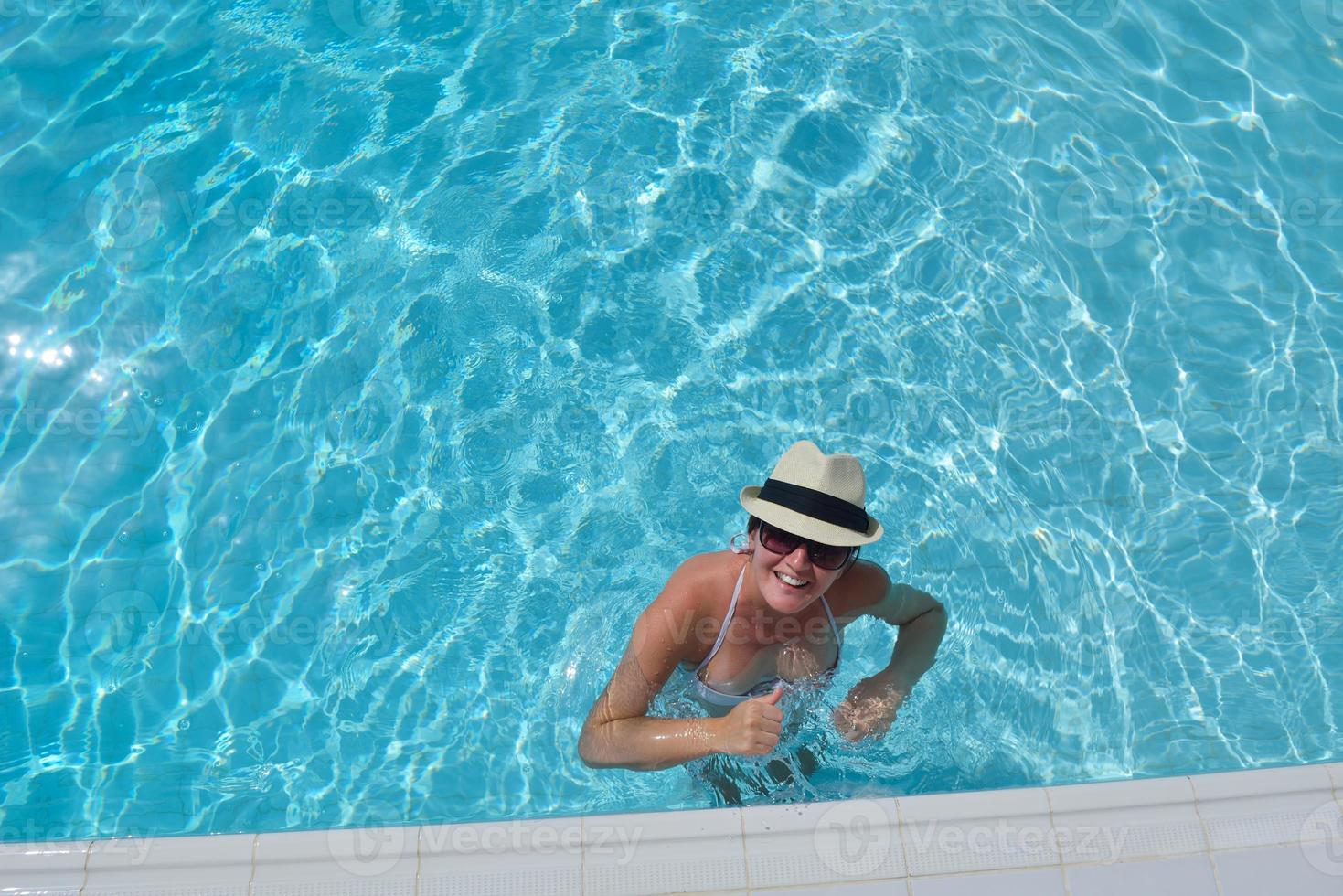 mujer feliz en la piscina foto