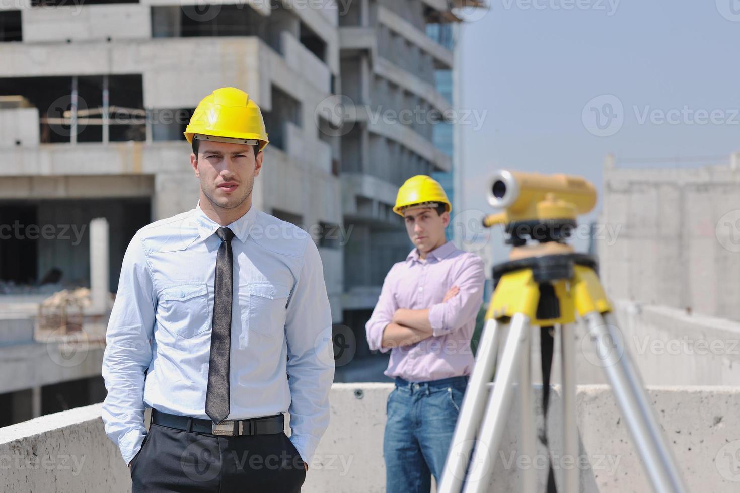 equipo de arquitectos en el sitio de construcción foto