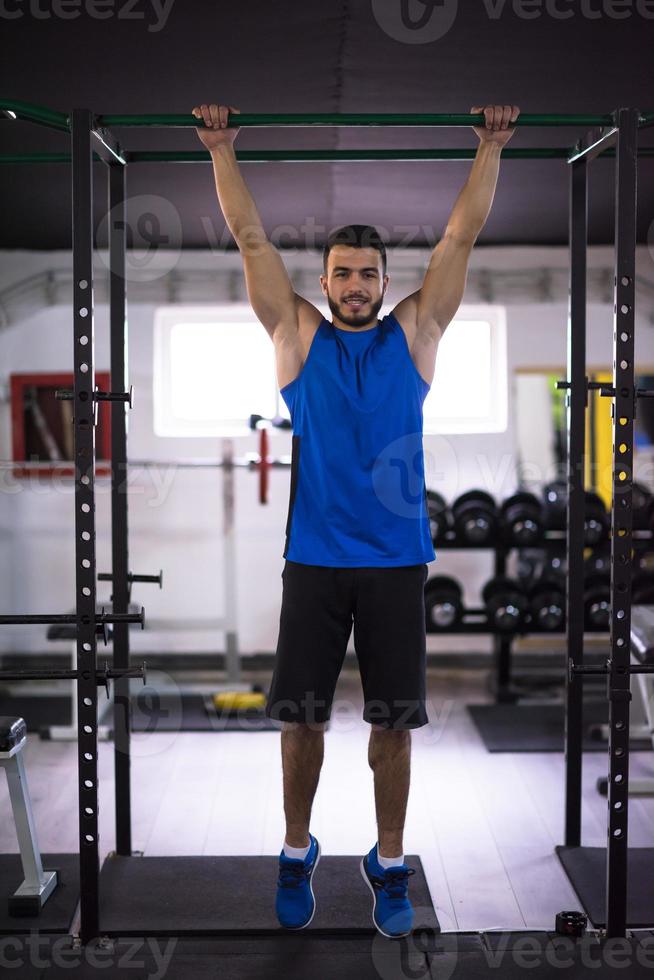 hombre haciendo pull ups en la barra horizontal foto