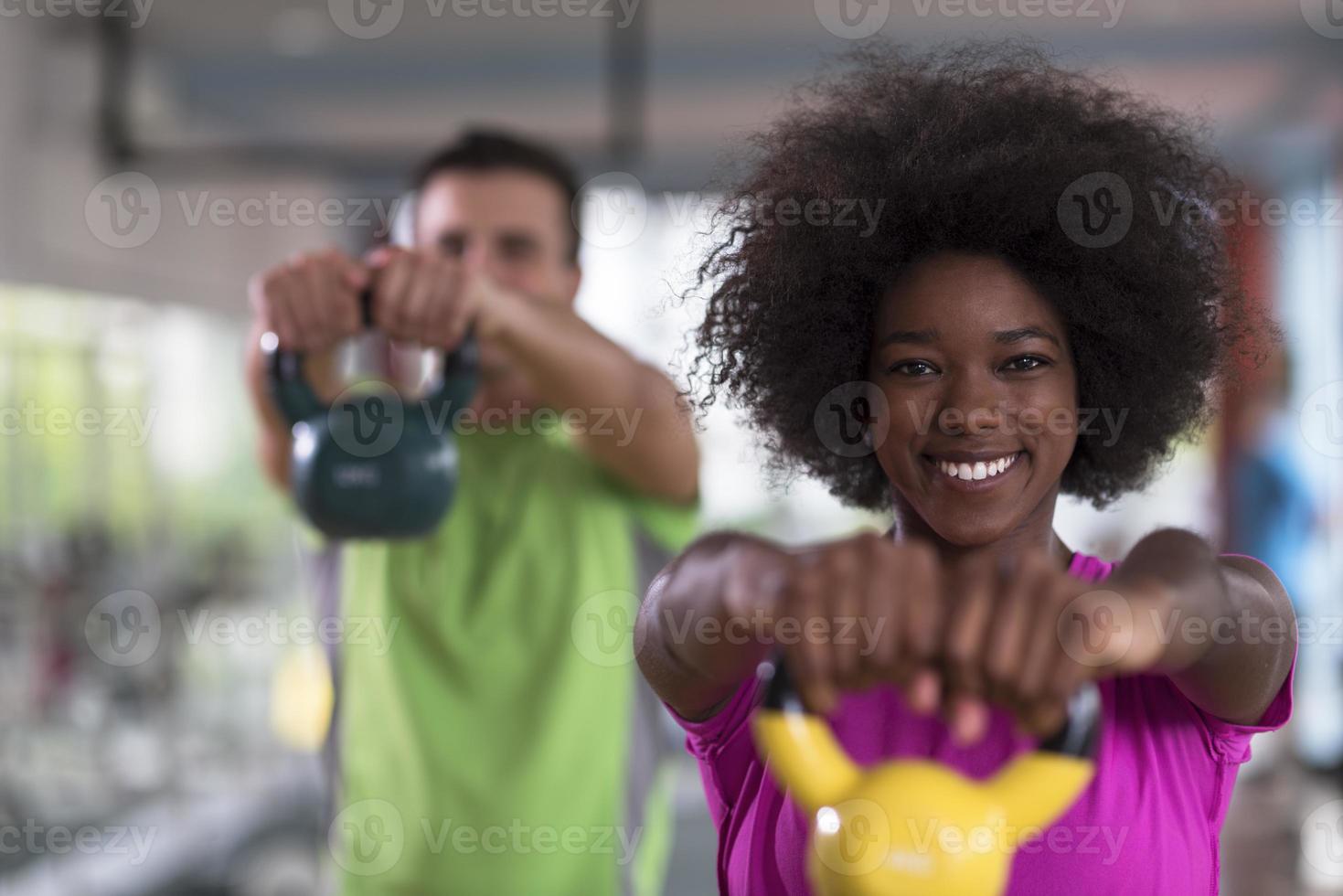 entrenamiento en pareja con pesas en el gimnasio crossfit foto