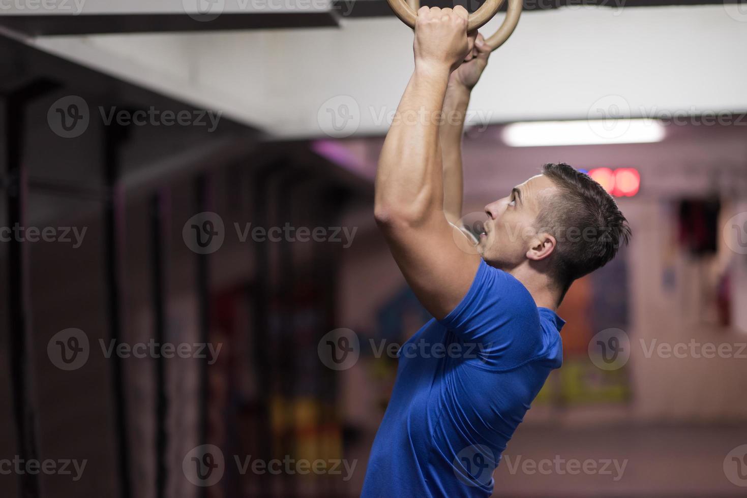 hombre haciendo ejercicio de inmersión foto