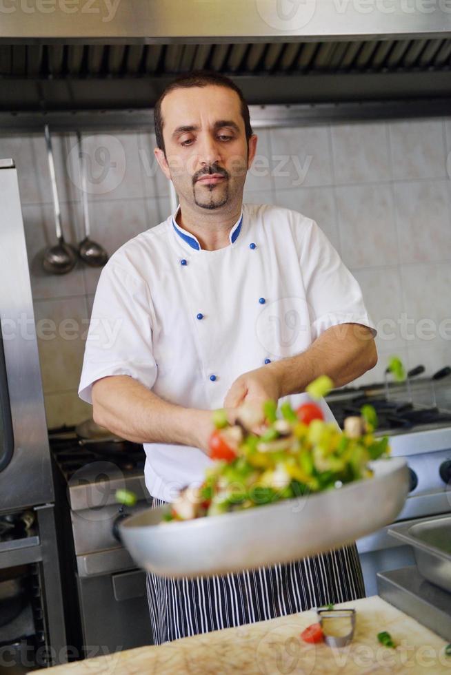 chef preparando comida foto