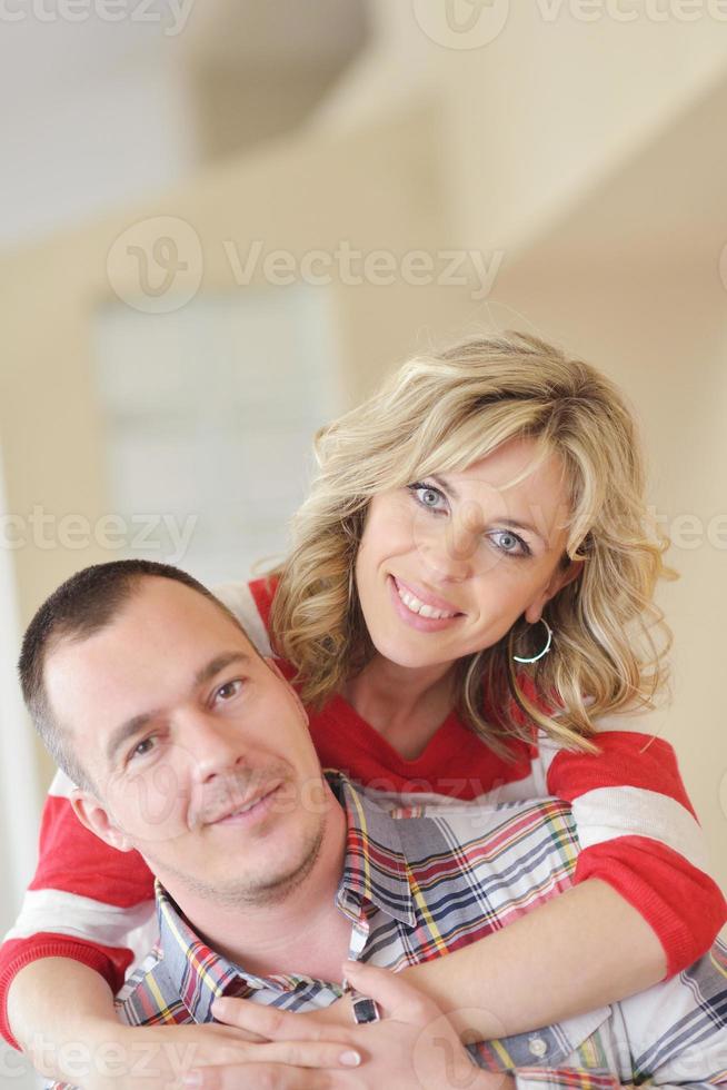 pareja feliz en casa foto