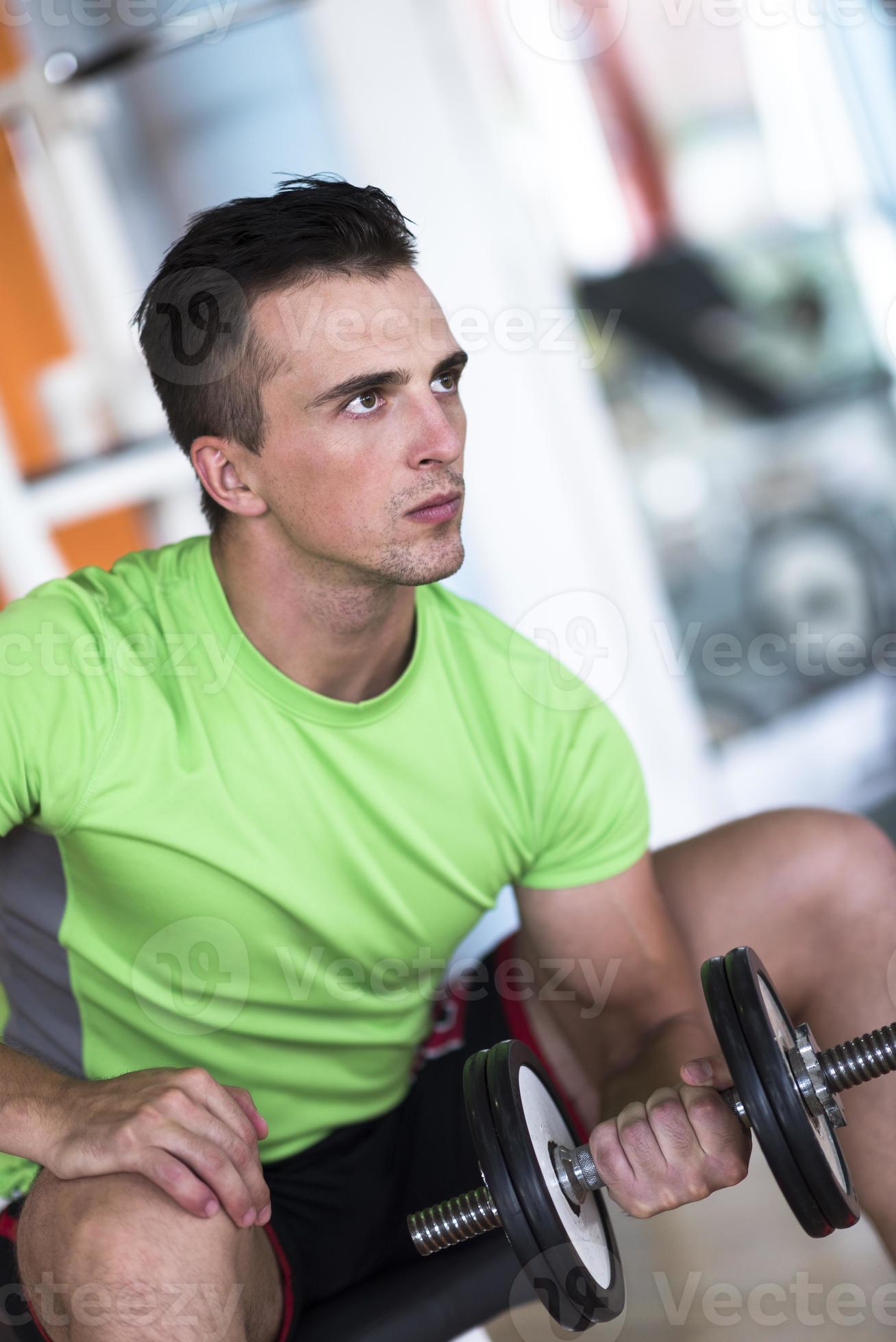 caucásico barba muscular deporte hombre es práctica peso formación